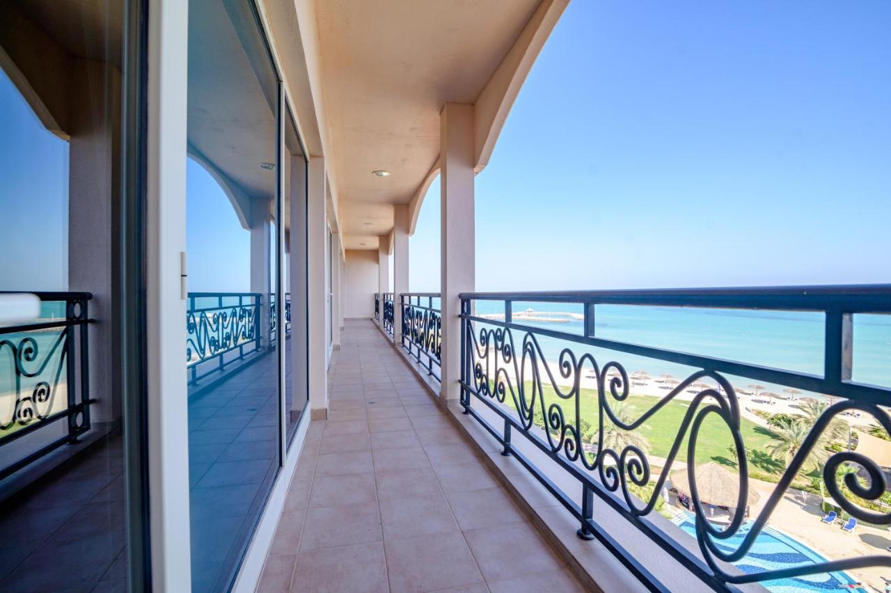 Danat Jebel Dhanna Resort Buitenkant foto Balcony of a suite at the Hilton San Diego Bayfront