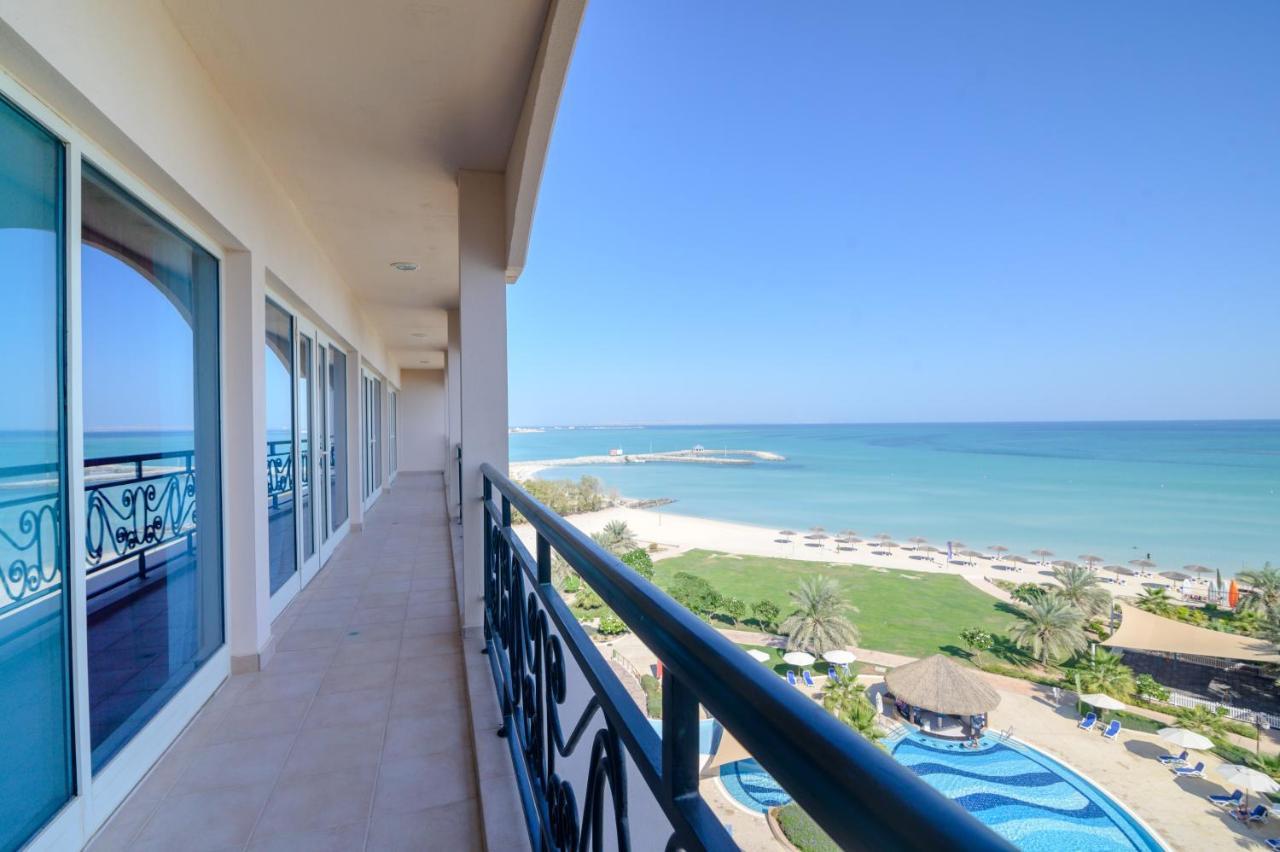 Danat Jebel Dhanna Resort Buitenkant foto Balcony of a suite at the Jumeirah Beach Hotel