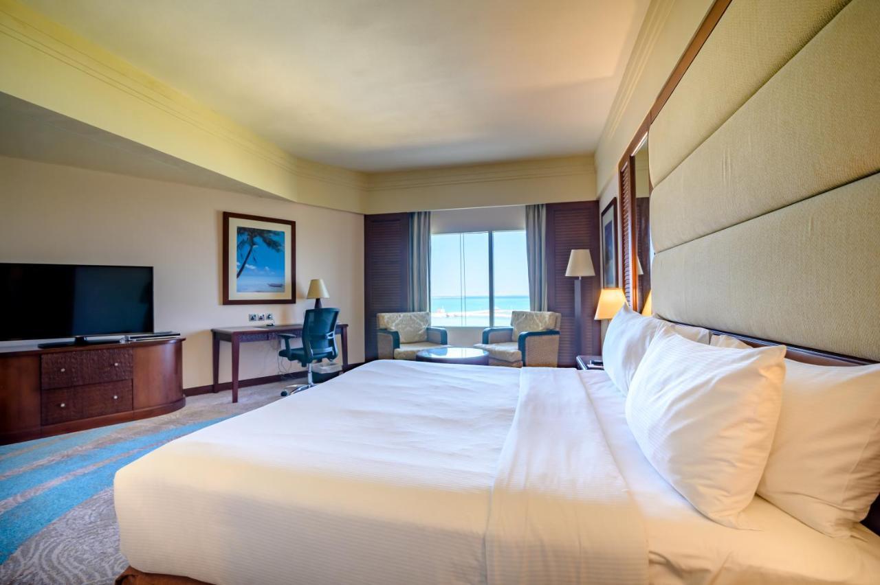 Danat Jebel Dhanna Resort Buitenkant foto A guest room at the hotel