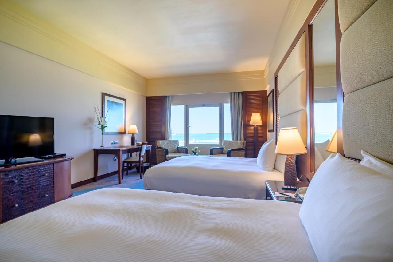Danat Jebel Dhanna Resort Buitenkant foto A room at the hotel