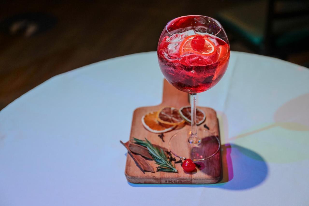 Danat Jebel Dhanna Resort Buitenkant foto A Negroni cocktail