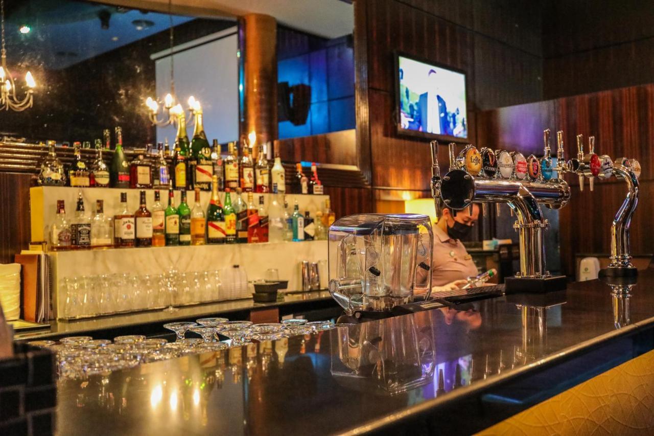 Danat Jebel Dhanna Resort Buitenkant foto The bar at the 101 bar