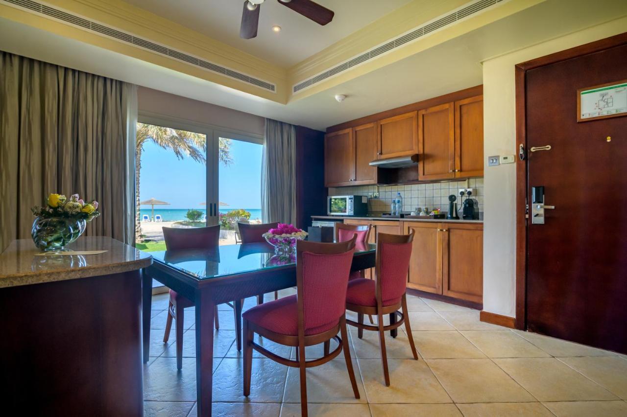 Danat Jebel Dhanna Resort Buitenkant foto A kitchen in a hotel suite
