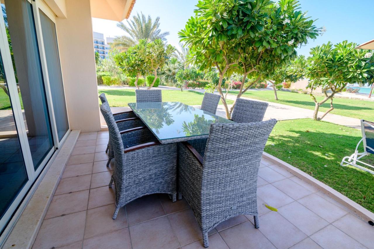 Danat Jebel Dhanna Resort Buitenkant foto A patio set