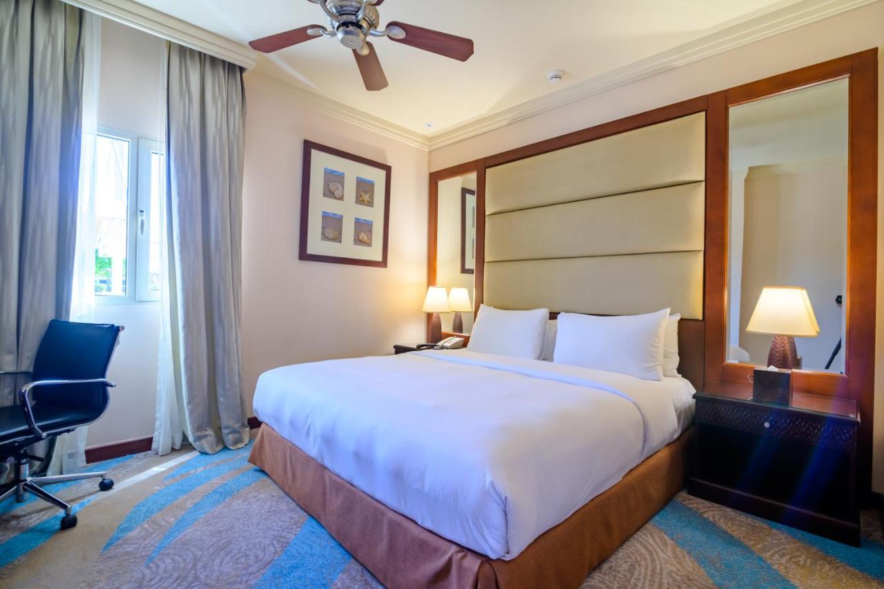 Danat Jebel Dhanna Resort Buitenkant foto A room at the hotel