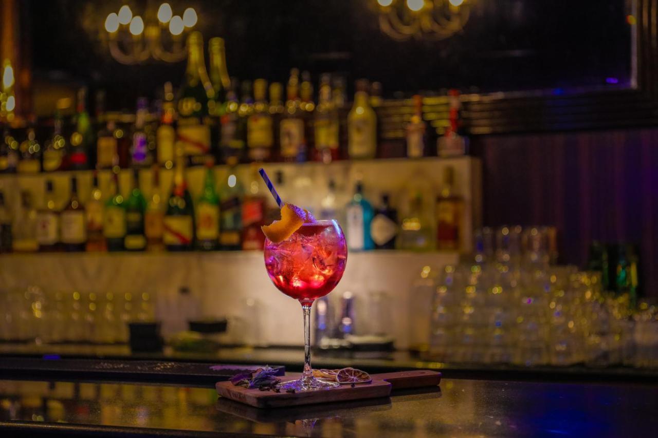 Danat Jebel Dhanna Resort Buitenkant foto A Pink Lady cocktail