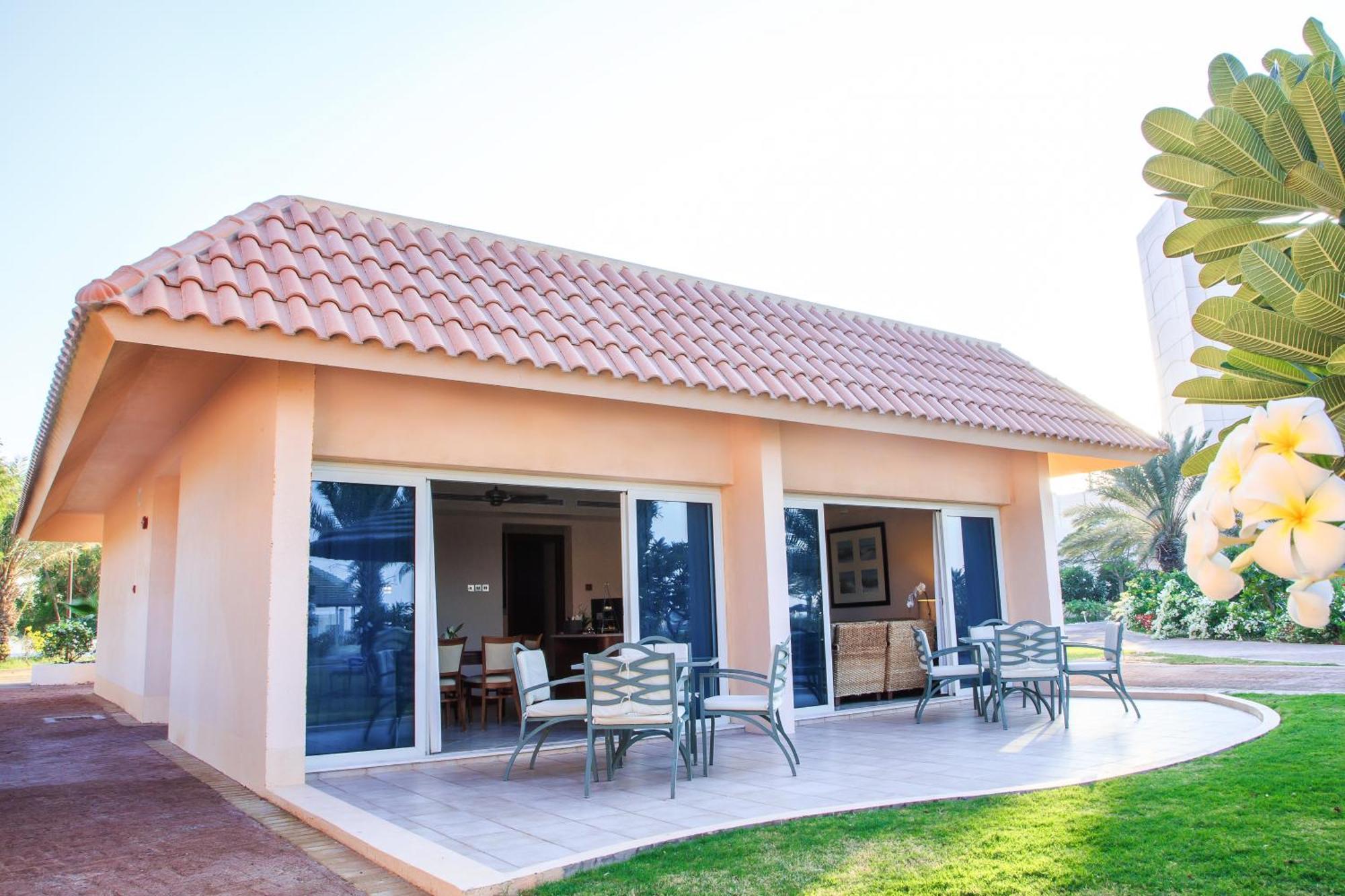 Danat Jebel Dhanna Resort Kamer foto A villa at the resort