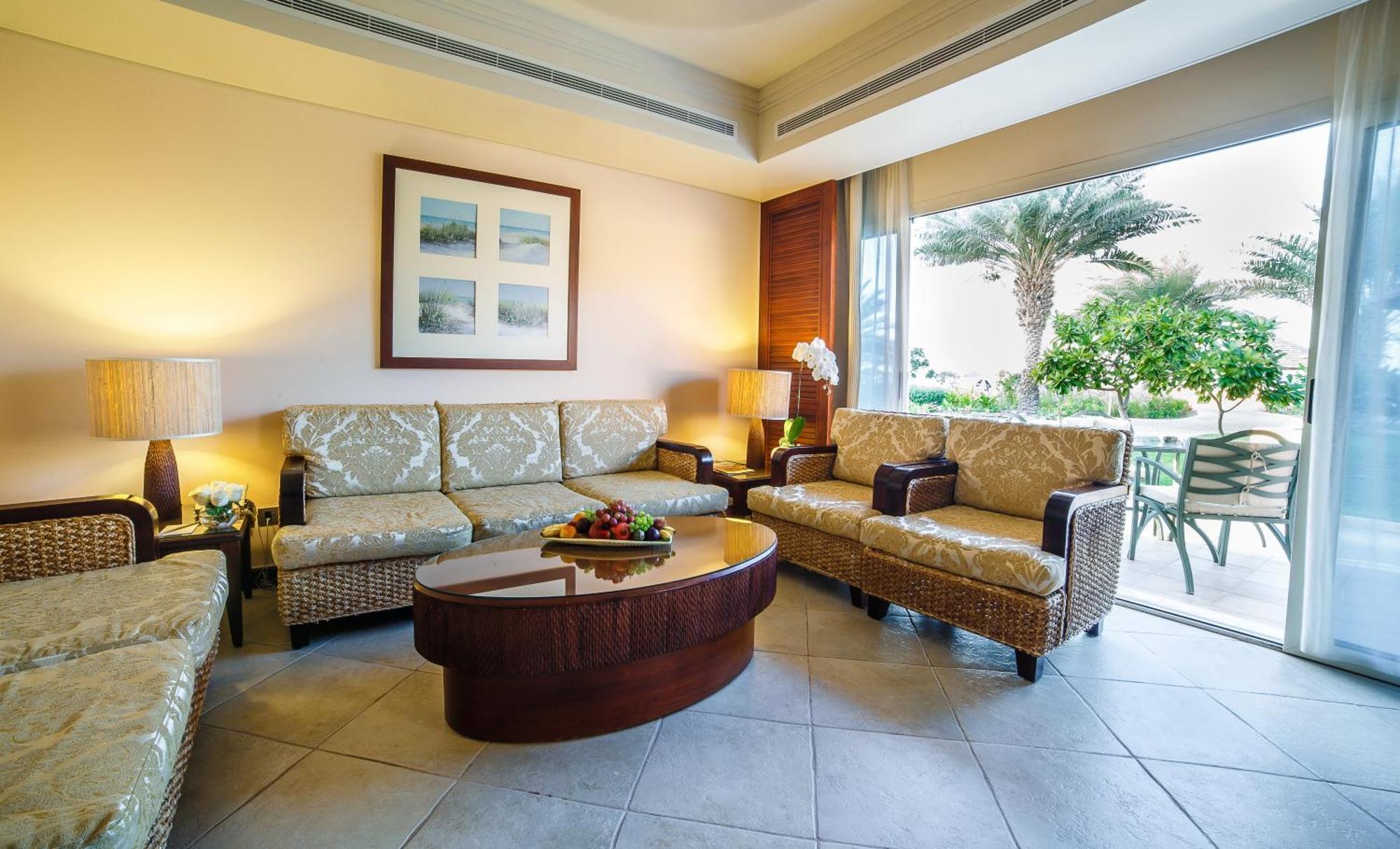 Danat Jebel Dhanna Resort Kamer foto A living room at the Fairmont Ajman Hotel