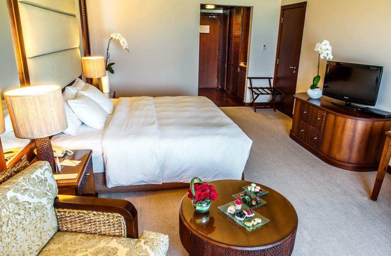 Danat Jebel Dhanna Resort Buitenkant foto A room at the hotel