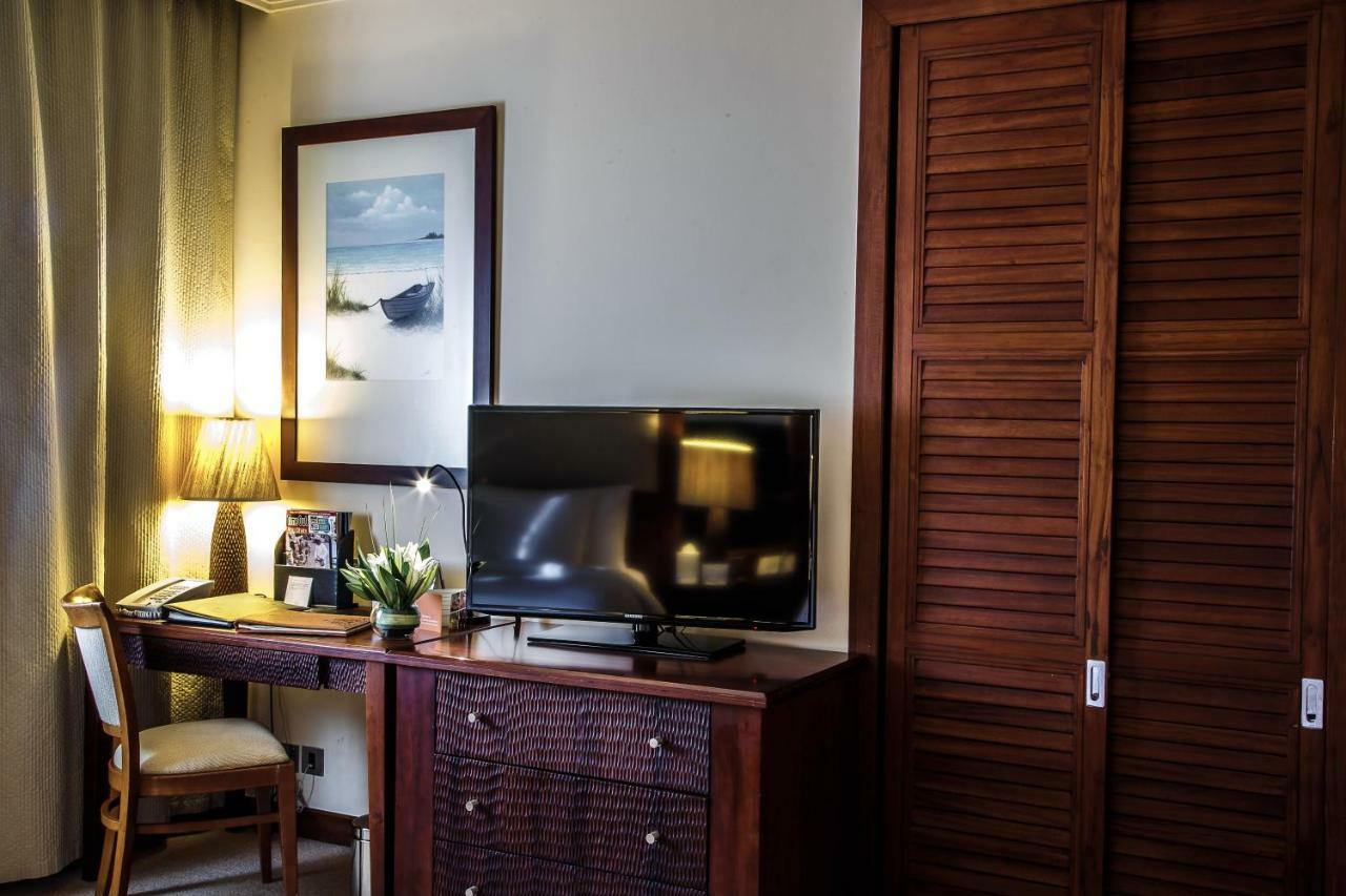 Danat Jebel Dhanna Resort Buitenkant foto A television in a hotel room