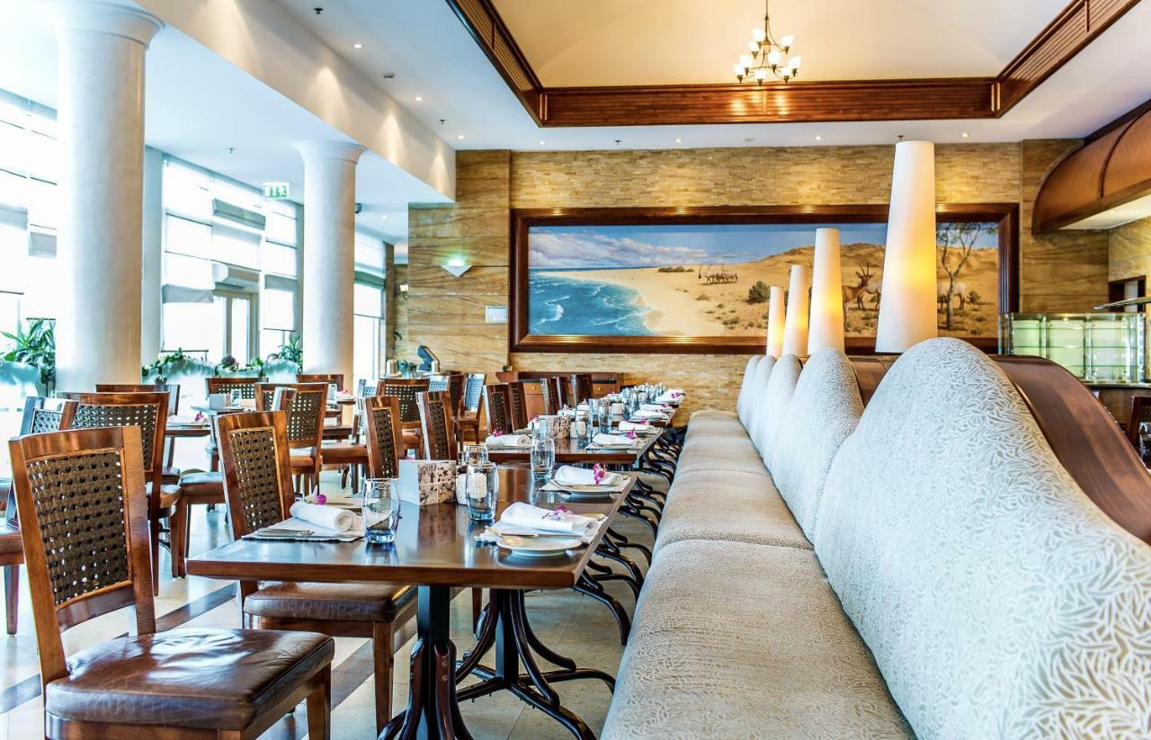 Danat Jebel Dhanna Resort Buitenkant foto The interior of the restaurant