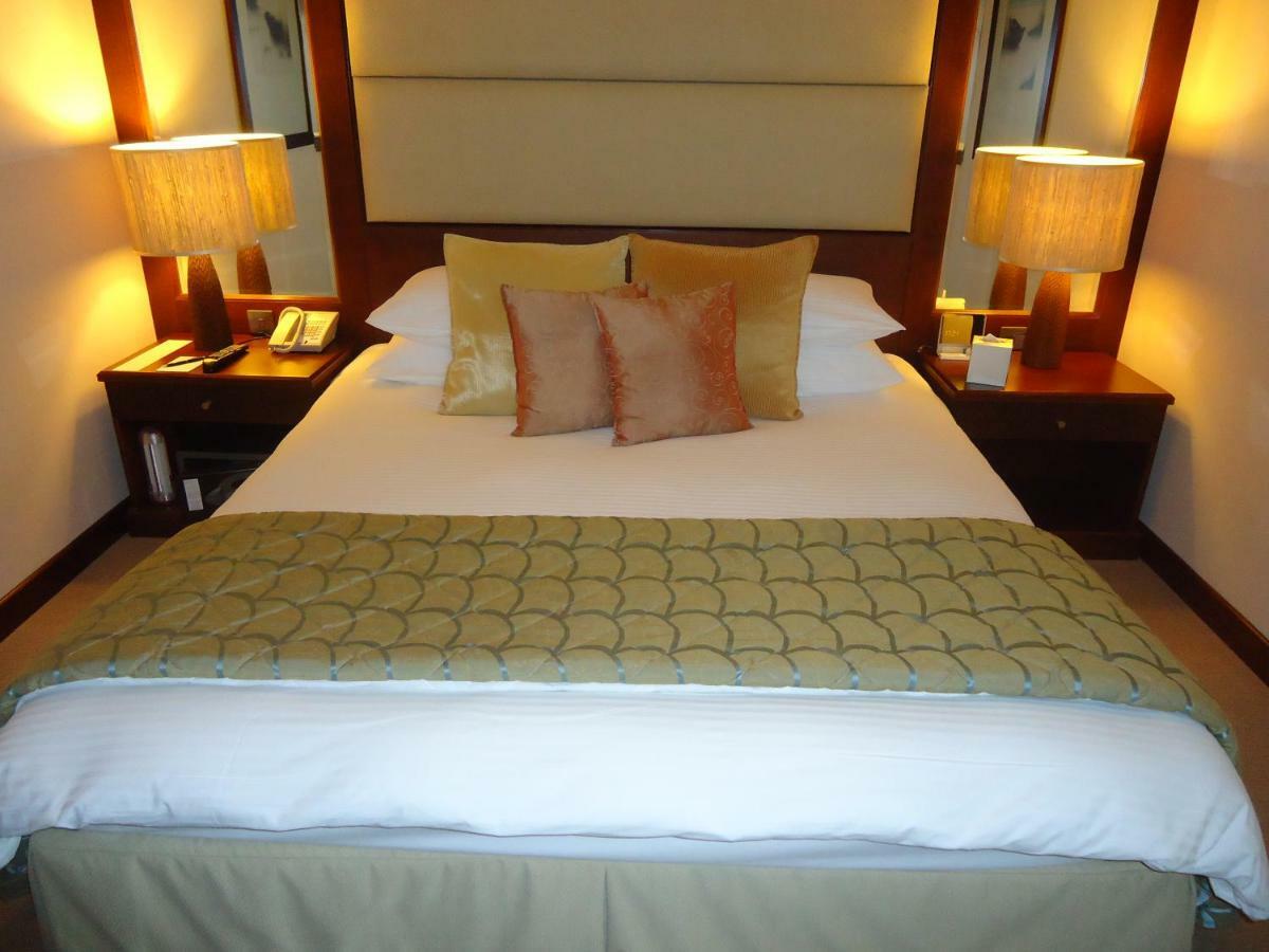 Danat Jebel Dhanna Resort Buitenkant foto A bed