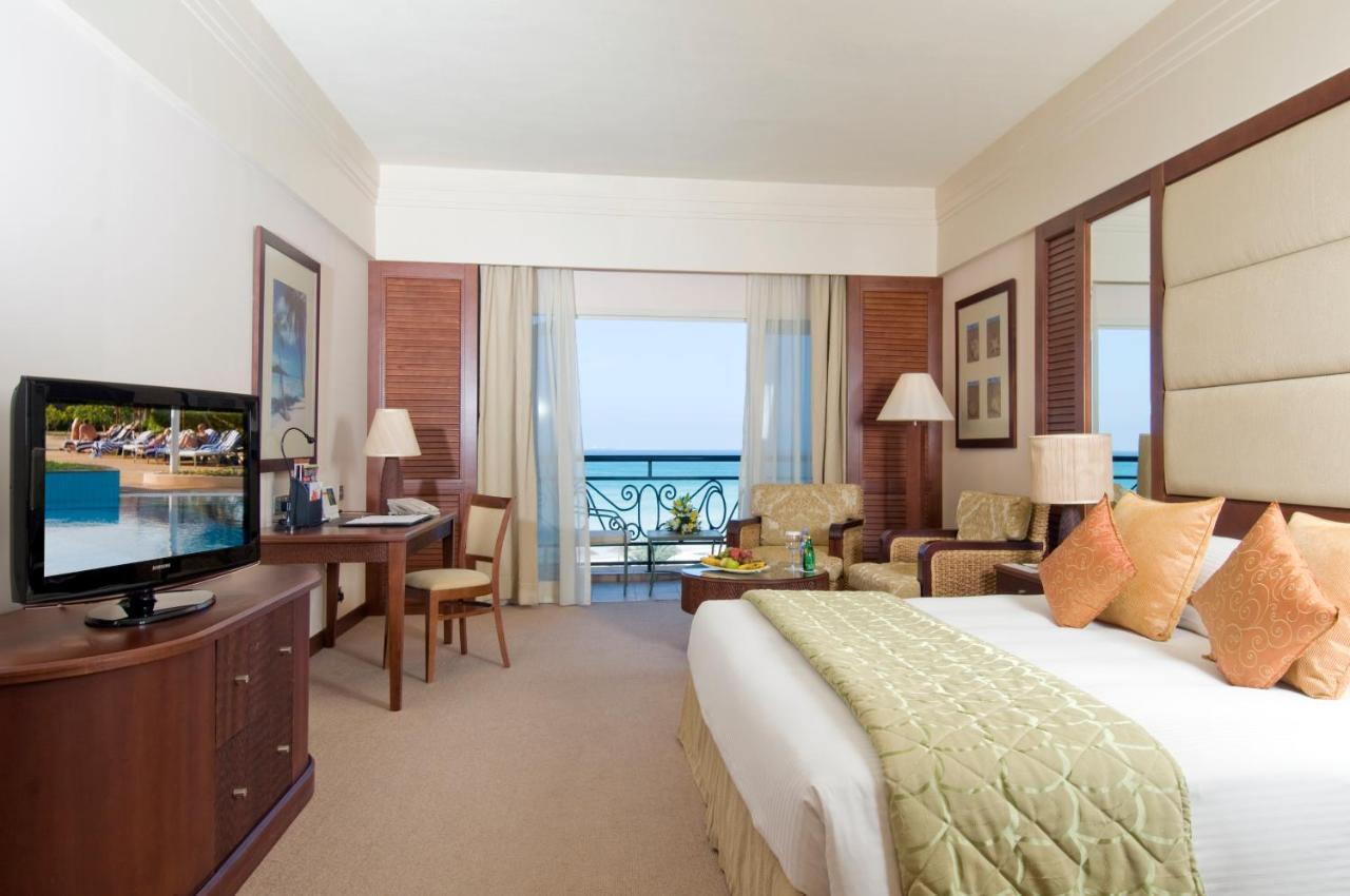 Danat Jebel Dhanna Resort Buitenkant foto A room at the Hilton Sharm El Sheikh